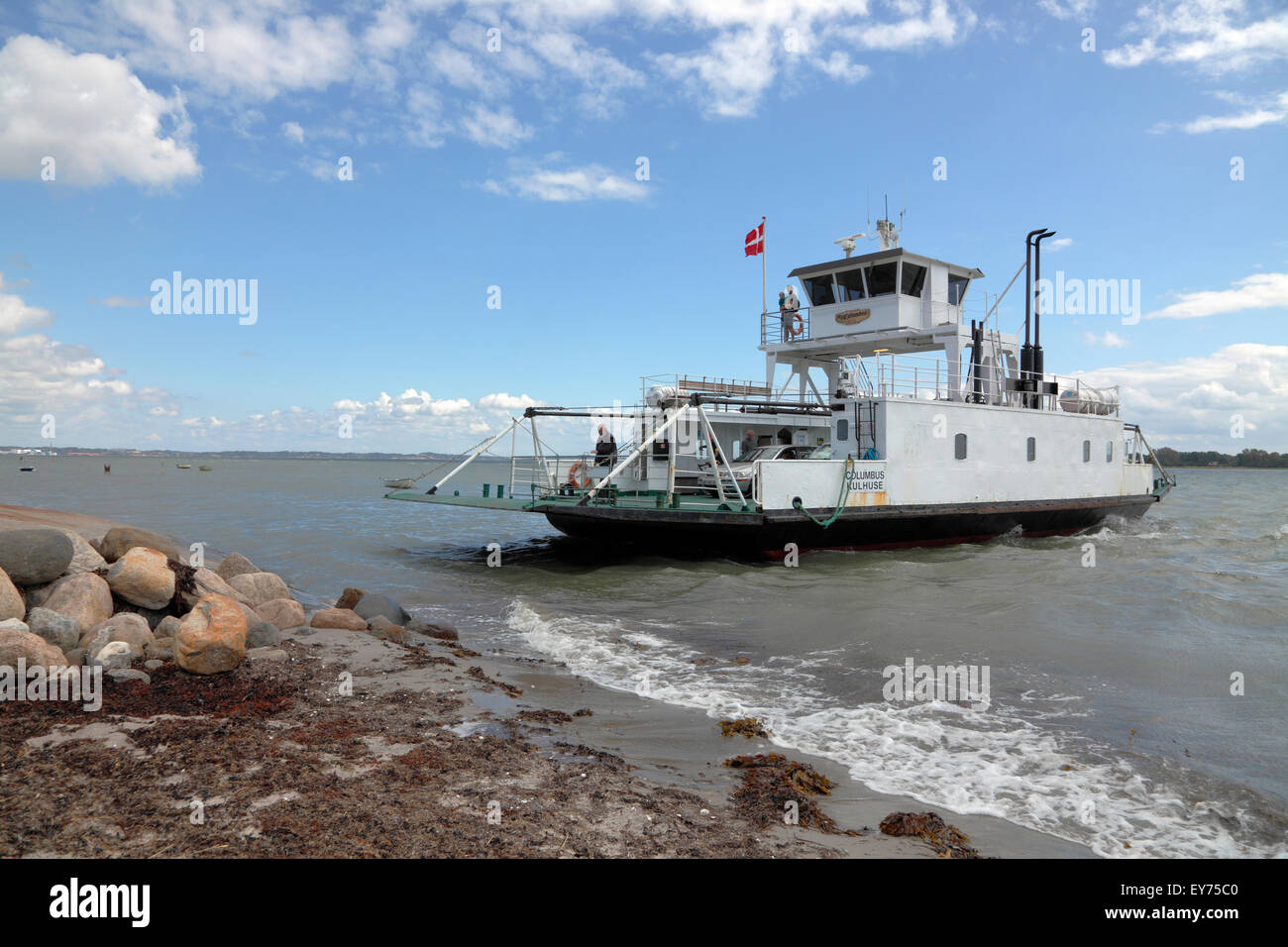 Le petit ferry COLUMBUS (Soelager Sølager laissant) juste au sud de la tête de Hundested pour Kulhuse de l'autre côté de l'Isefjord fjord ou inlet. Banque D'Images