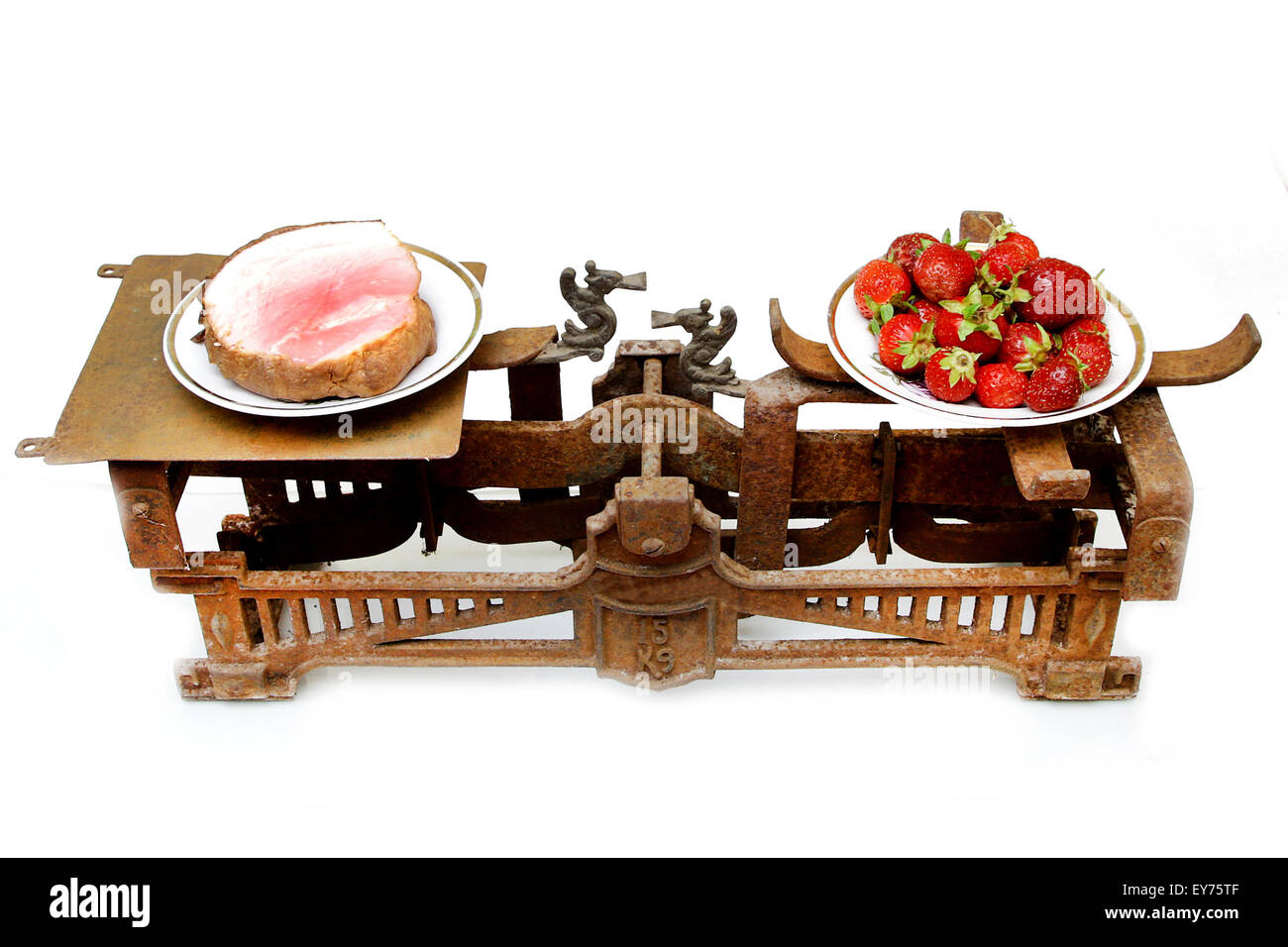 Les fraises et de gras jambon sur différentes échelles de tasses vintage montrant des aliments sains avant important que le porc Banque D'Images