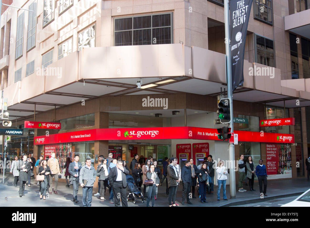 Piétons attendant de traverser la route dans Pitt Street à l'extérieur de la branche de St George Bank, centre-ville de Sydney, NSW, Australie Banque D'Images