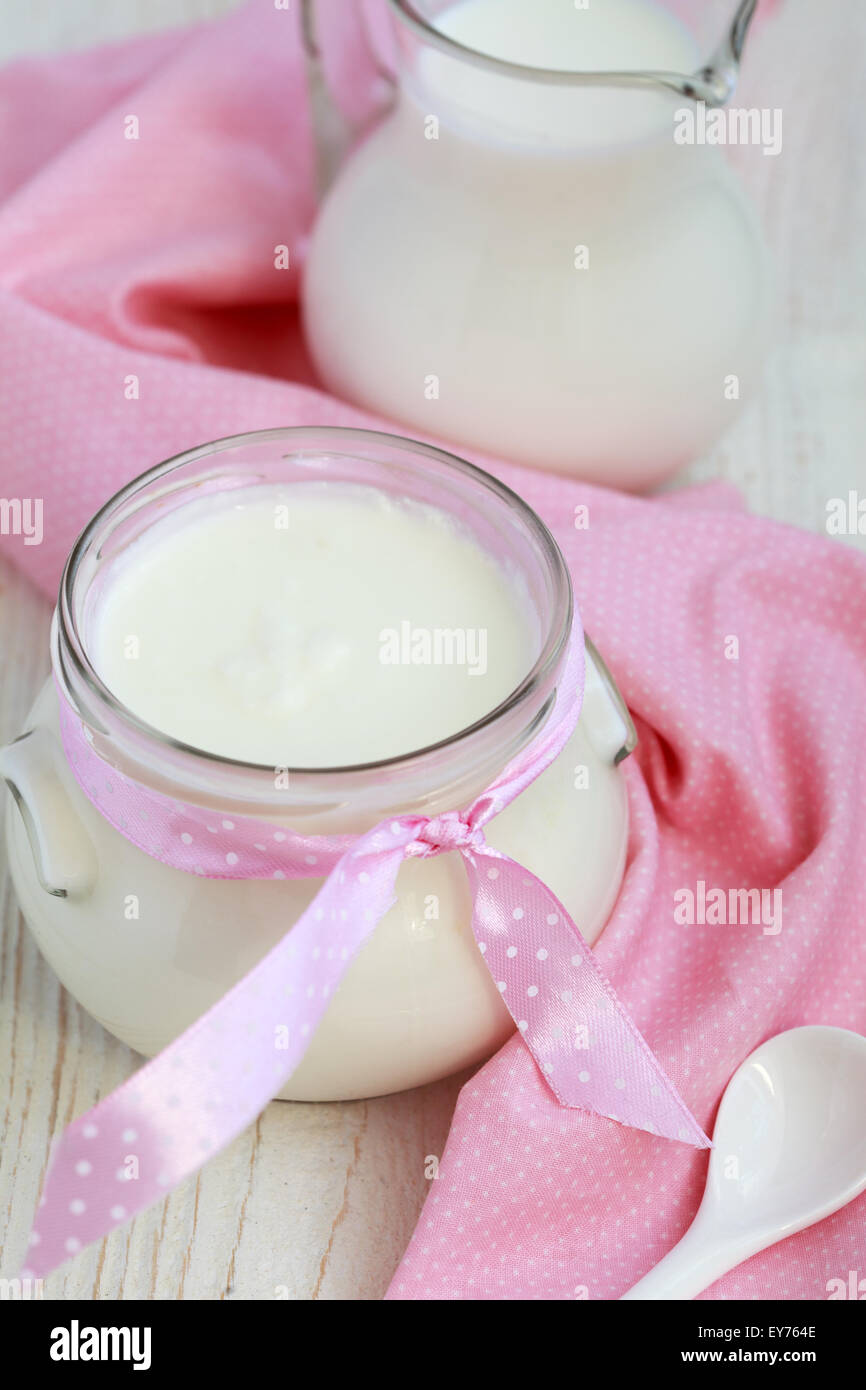 Du yaourt fait maison dans un bocal en verre sur un tableau blanc, selective focus Banque D'Images