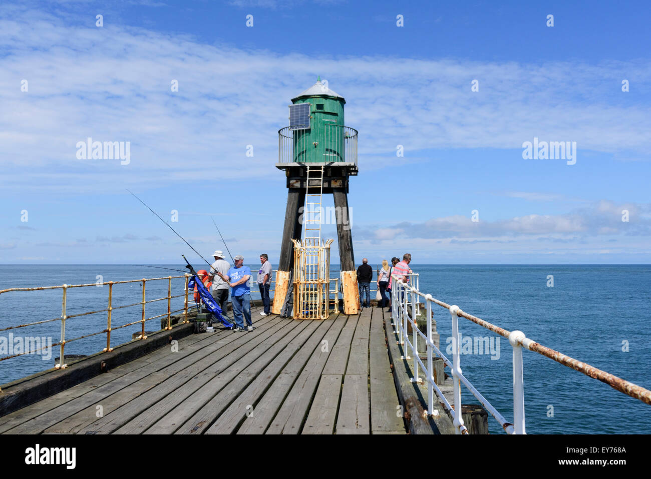 Pêcheurs sur le West Pier Whitby Banque D'Images