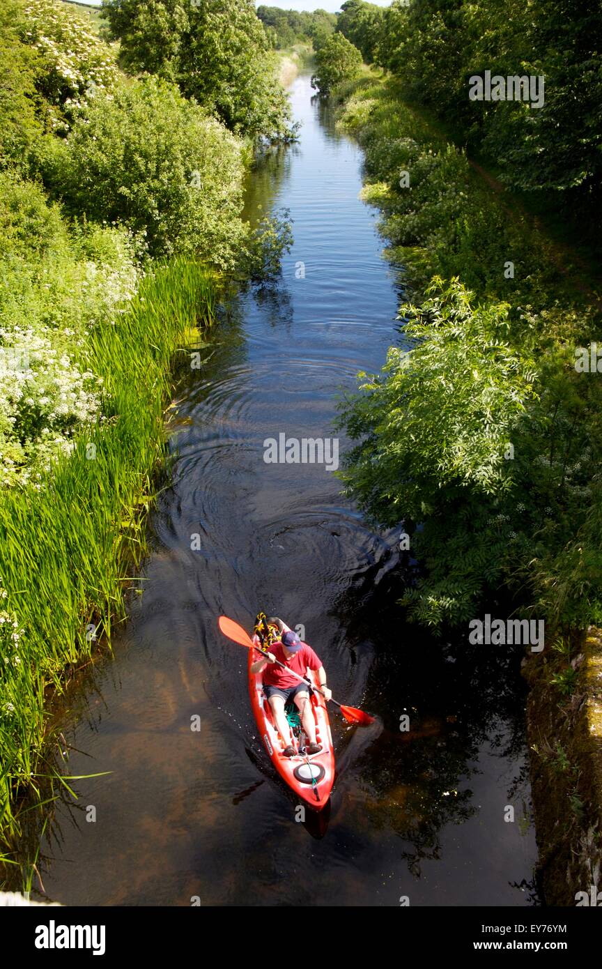 Kayak sur la partie nord de Lancashire Canal sur Lancashire-Cumbria où la frontière pas navigable par 15-04 Banque D'Images