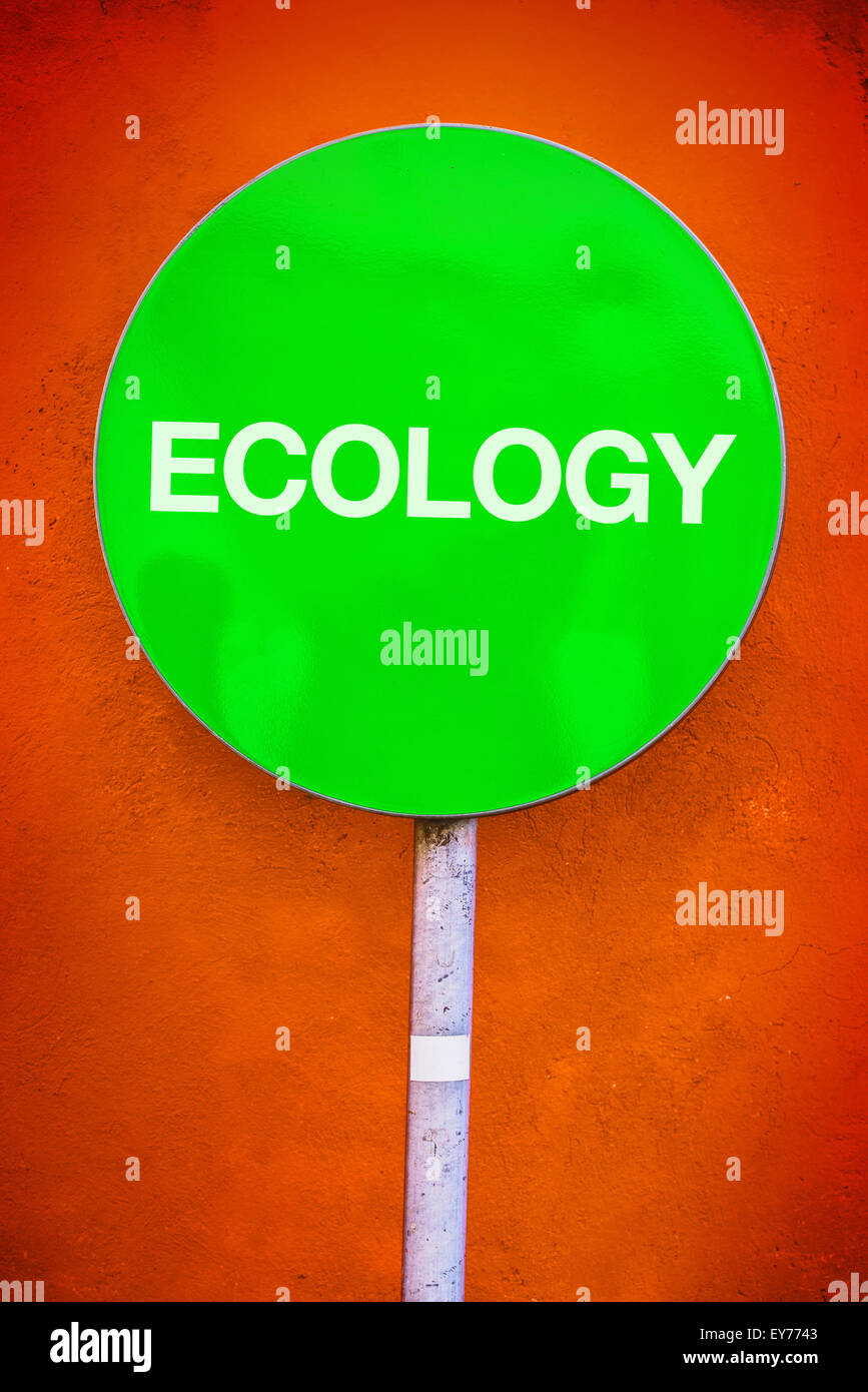 Toute l'écologie verte signe de la circulation contre mur Grunge Orange, écologiste urbain Concept Banque D'Images