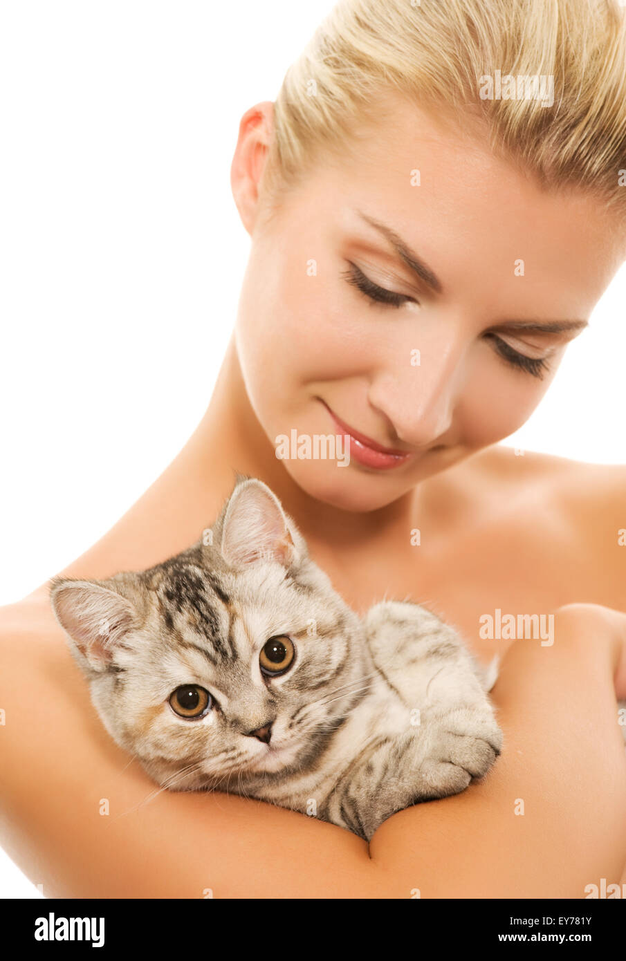 Belle jeune femme avec adorable chaton (focus sur chaton) Banque D'Images