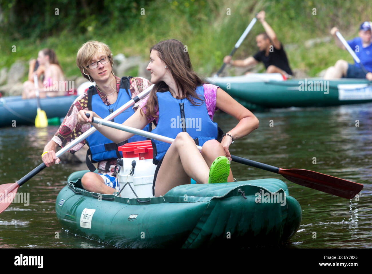 Les gens qui vont vers le bas par la rivière Vltava, rafting, du sud de la Bohême, République Tchèque Banque D'Images