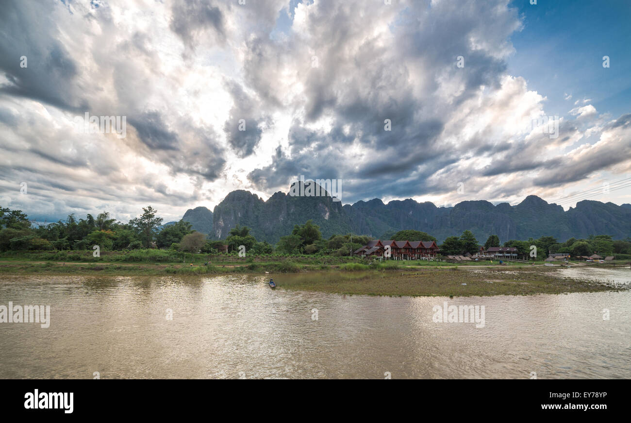 Coucher de soleil sur la rivière de Vang Vieng au Laos Banque D'Images