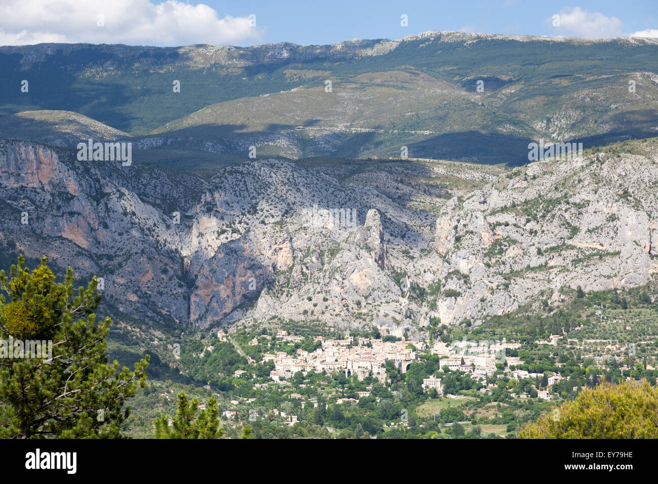 Un aperçu de Moustiers Ste Marie, un pittoresque village Provençal. Vue de Moustiers Ste Marie, village pittoresque Provençal. Banque D'Images