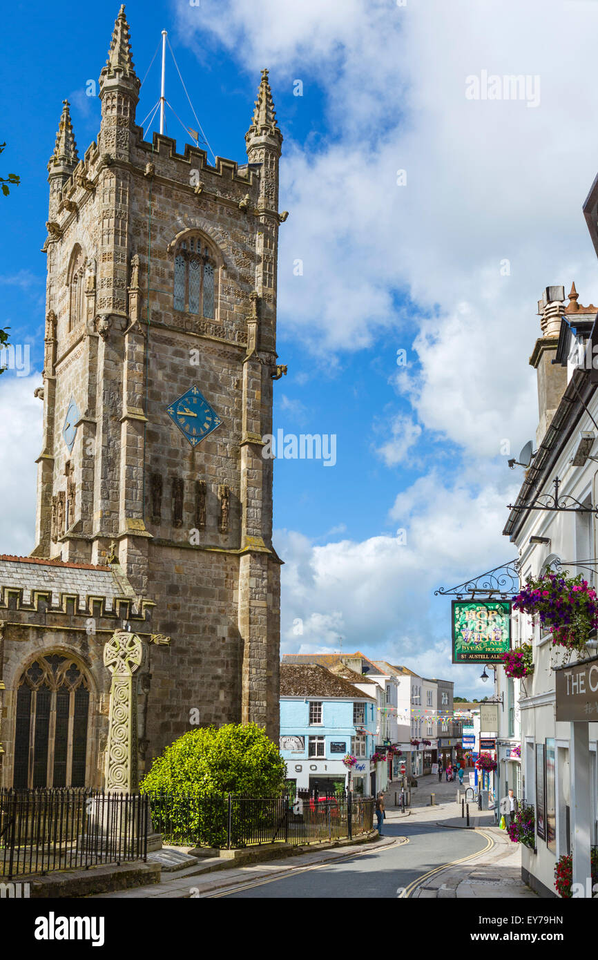 L'église Holy Trinity et vue vers le bas, rue Fore de Market Street dans le centre-ville, St Austell, Cornwall, England, UK Banque D'Images