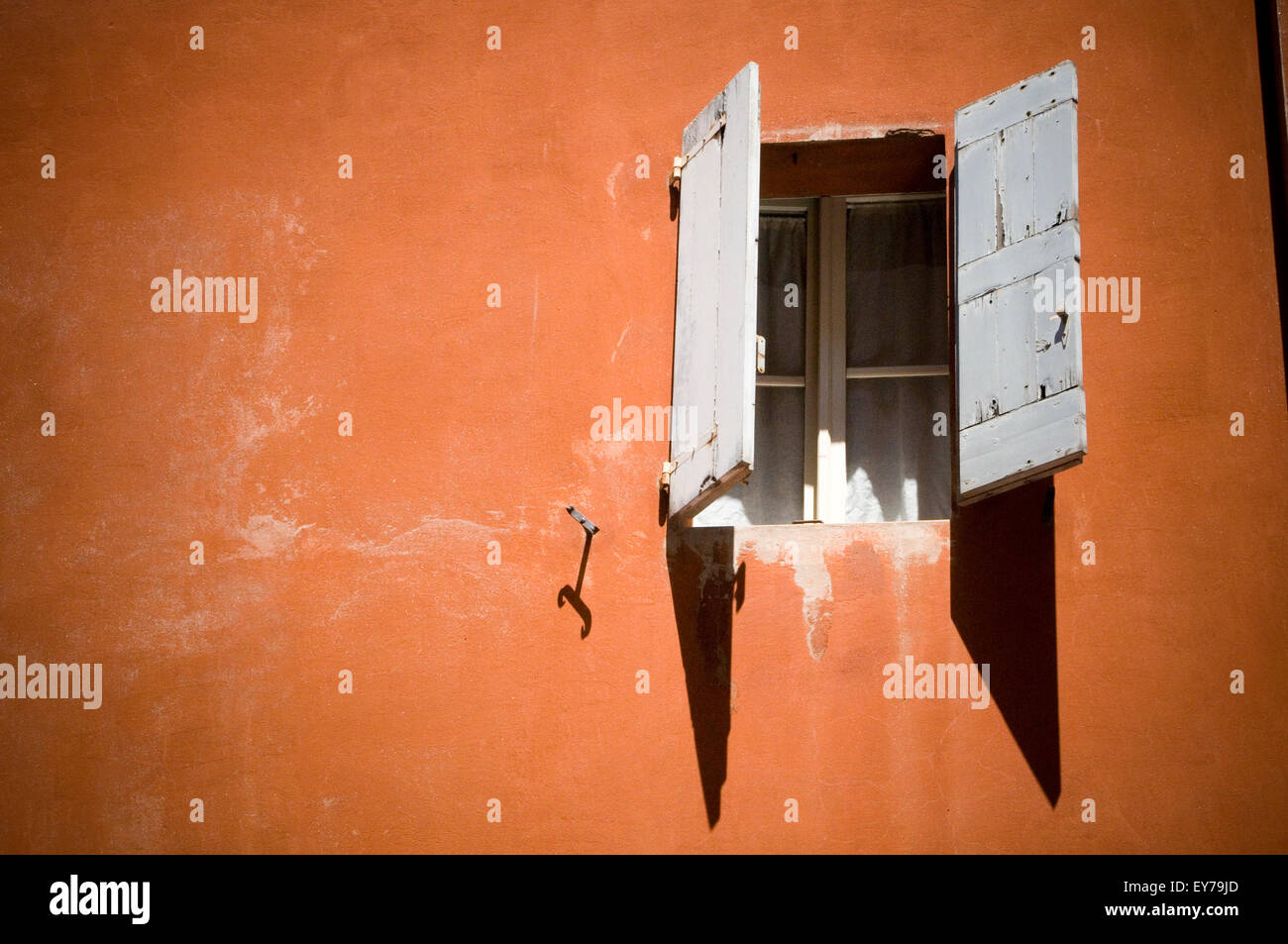 Italie italien à volets volets d'obturation des fenêtres fenêtre couleur couleur soleil soleil backstreet Méditerranée Banque D'Images