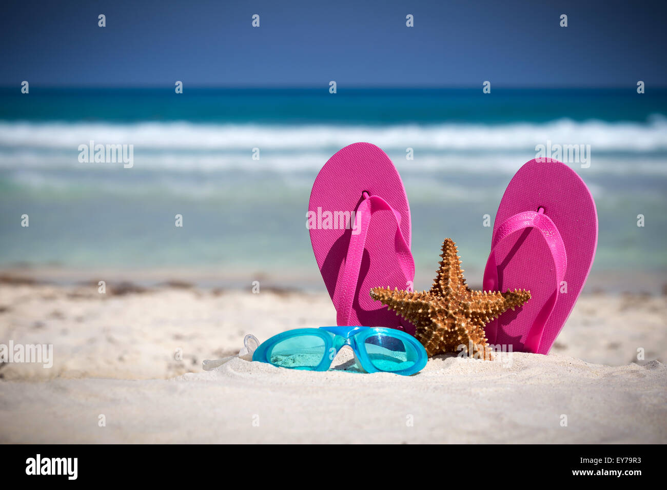 Tongs rose lunettes de natation, et d'étoiles de mer sur plage de sable blanc. Concept de vacances d'été Banque D'Images Tongs rose lunettes de natation, et d'étoiles de mer sur plage de sable blanc. Concept de vacances d'été Banque D'Images