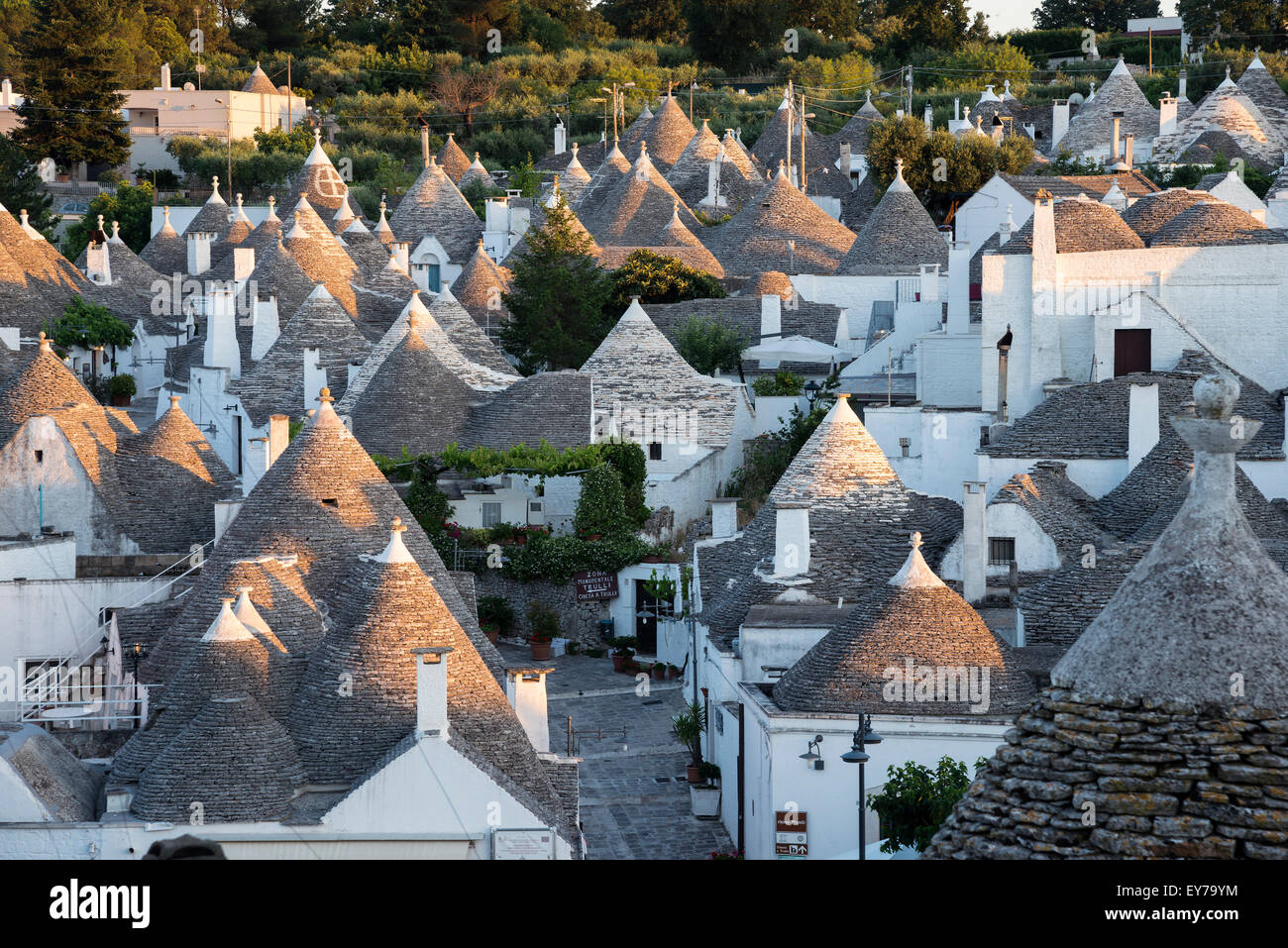 La typique pierre conique toits de maisons trulli à Alberobello, dans les Pouilles, Italie. Banque D'Images