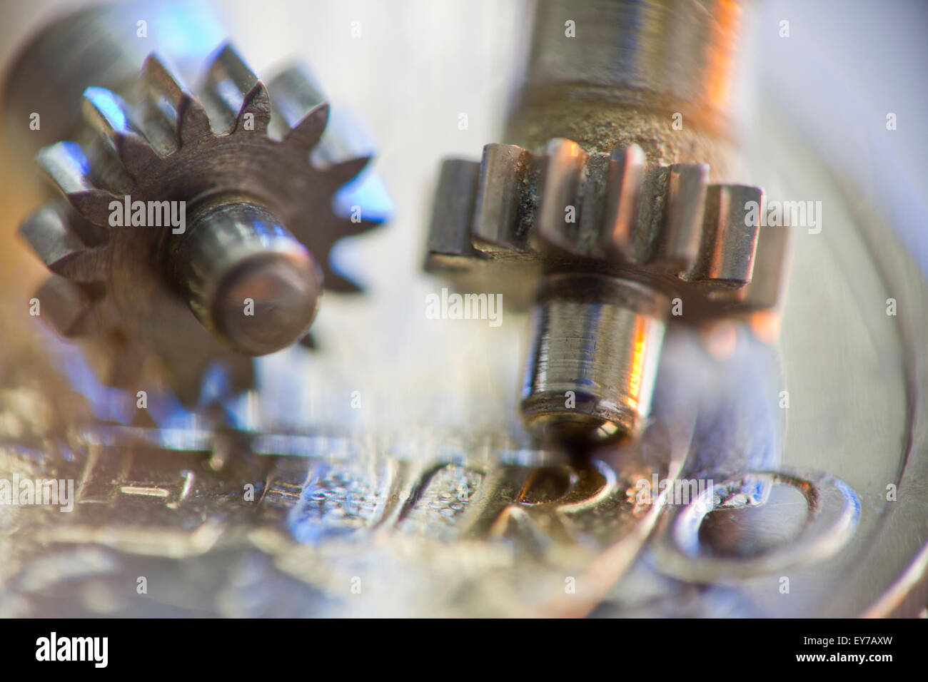 Deux roues tothed mini sur une Euro-cion, symbolisant la connectivité dans l'UE Banque D'Images