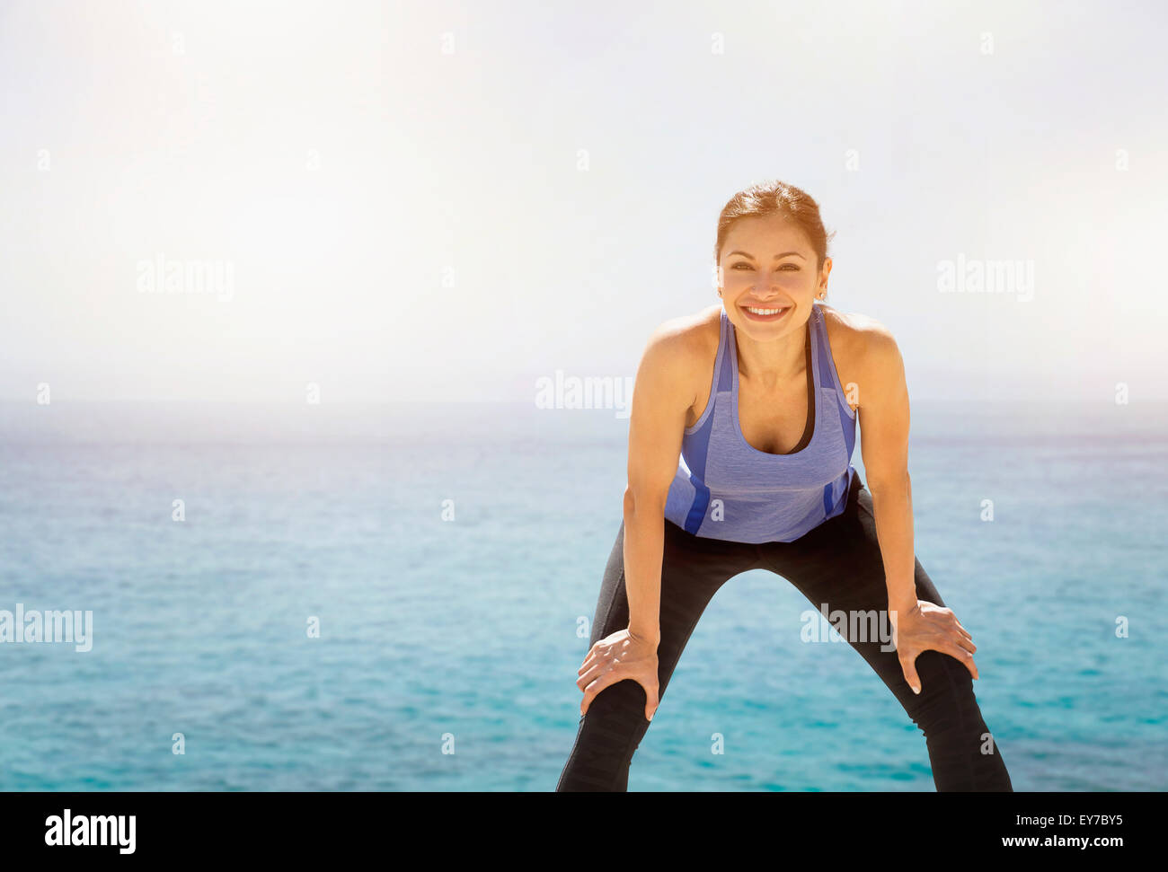 Young woman exercising par mer Banque D'Images