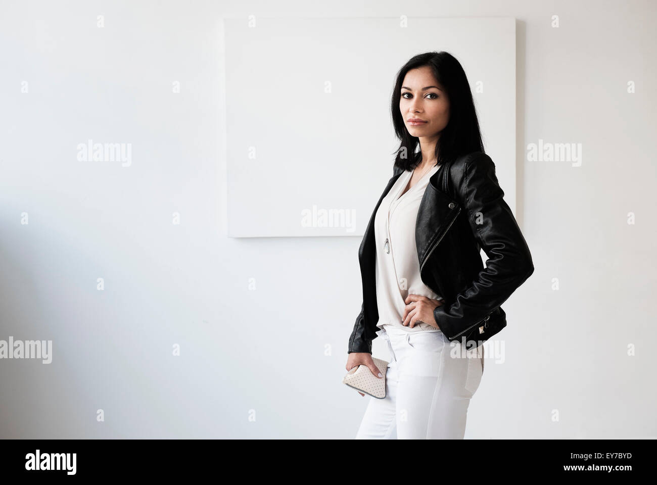 Portrait of young woman in studio Banque D'Images