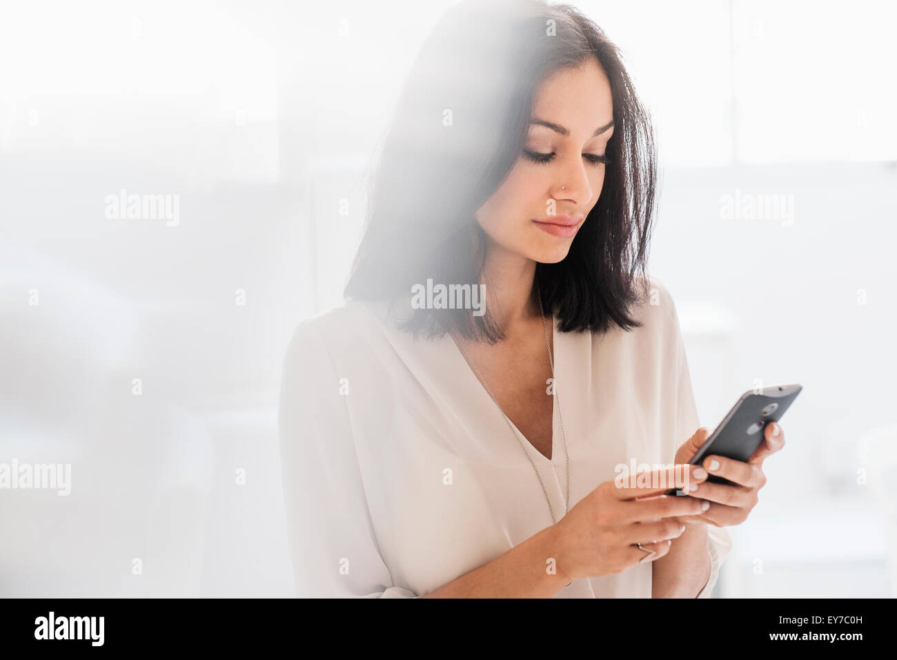 Femme à l'aide de smart phone Banque D'Images