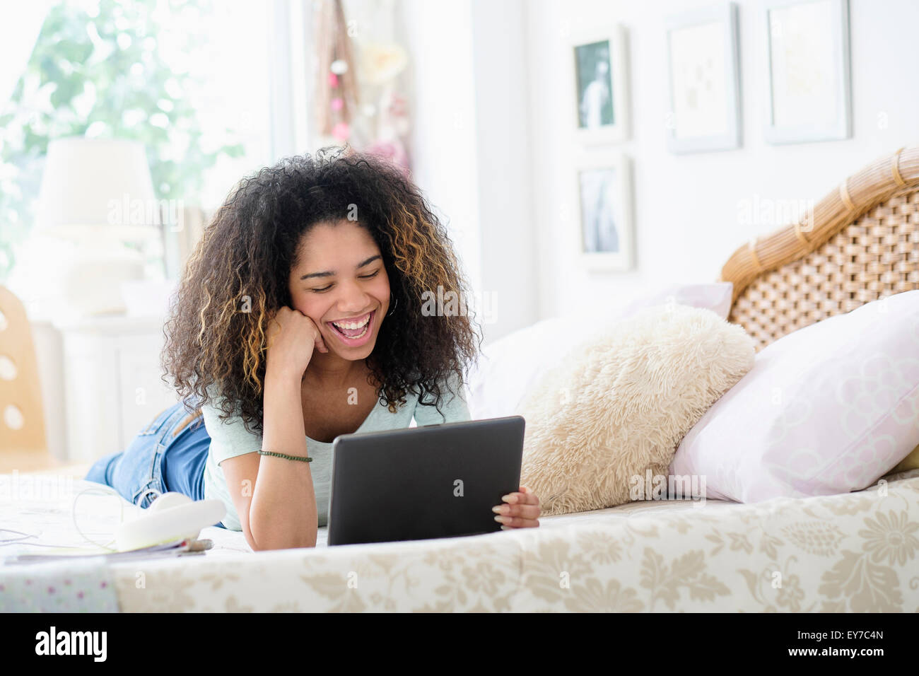 Teenage girl (16-17) using tablet pc dans la chambre Banque D'Images