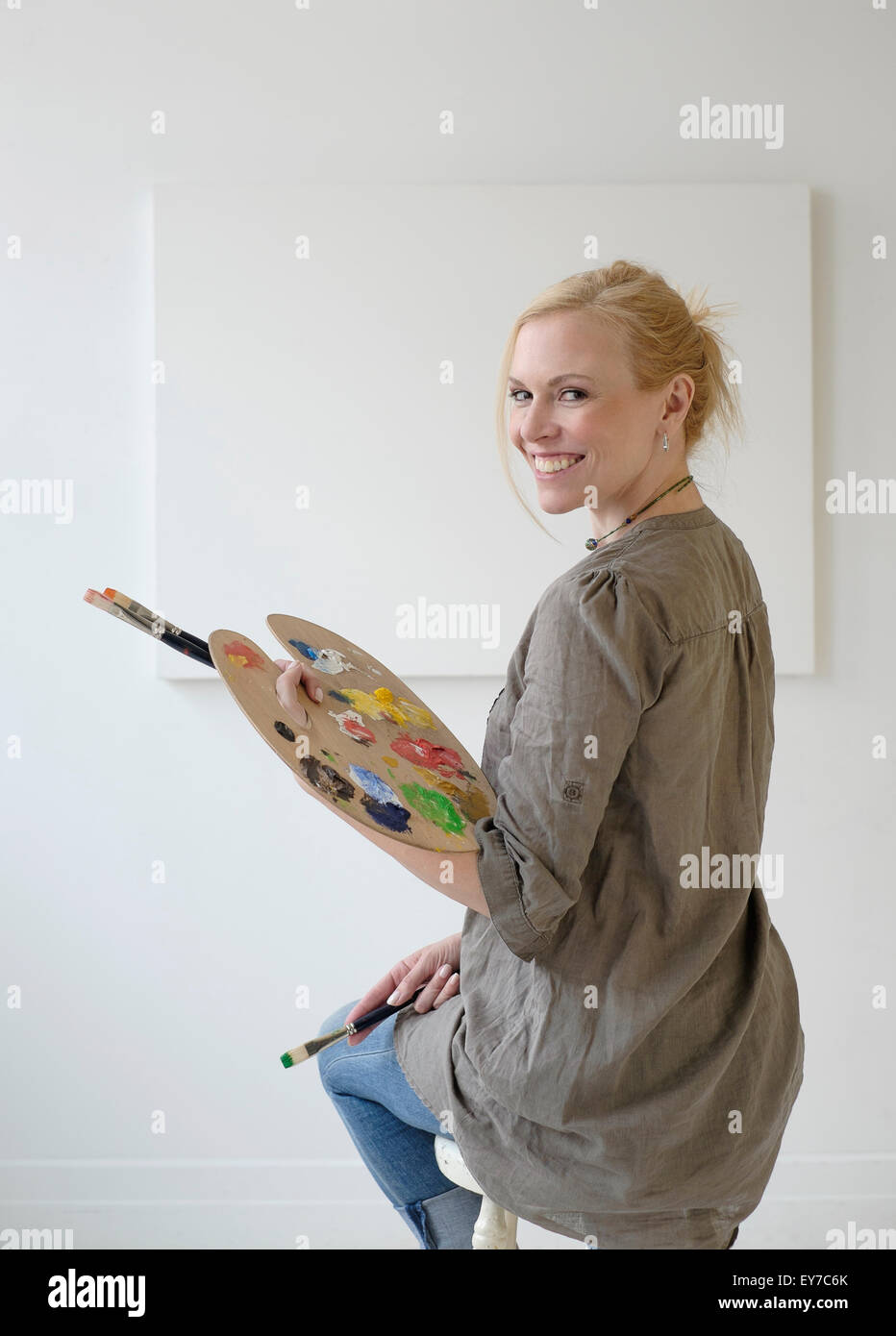 Peinture femme artiste en studio Banque D'Images