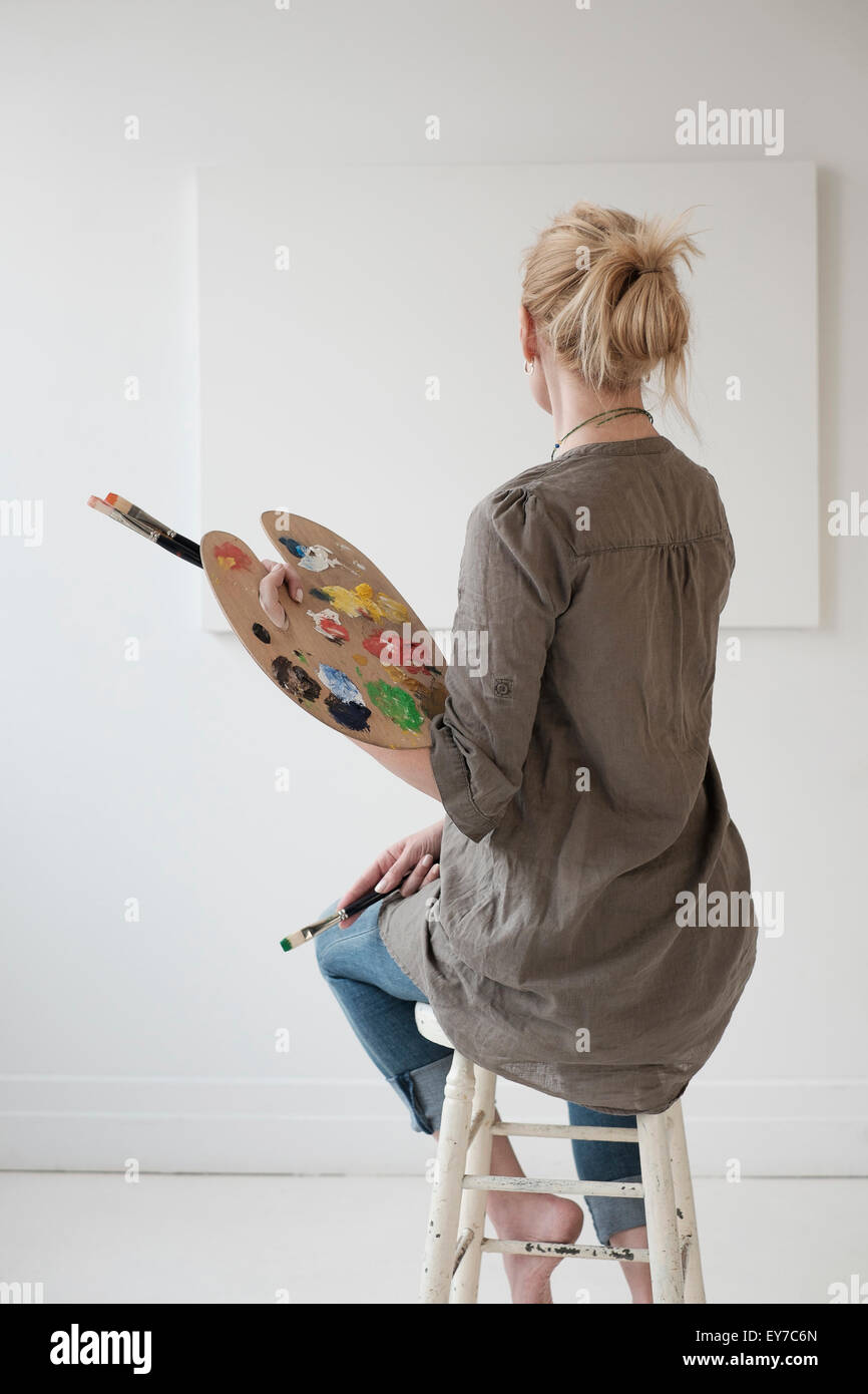 Peinture femme artiste en studio Banque D'Images