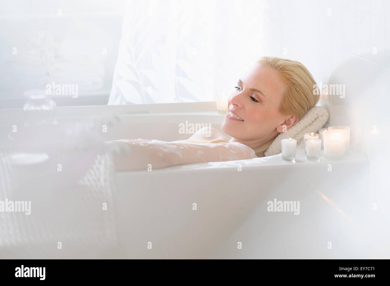 Woman relaxing in bath Banque D'Images