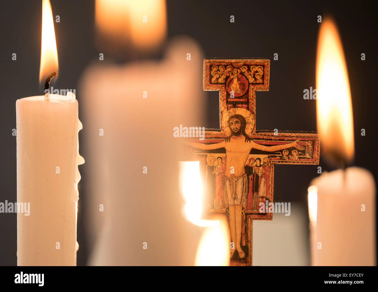 Les chandelles allumées et cross Banque D'Images