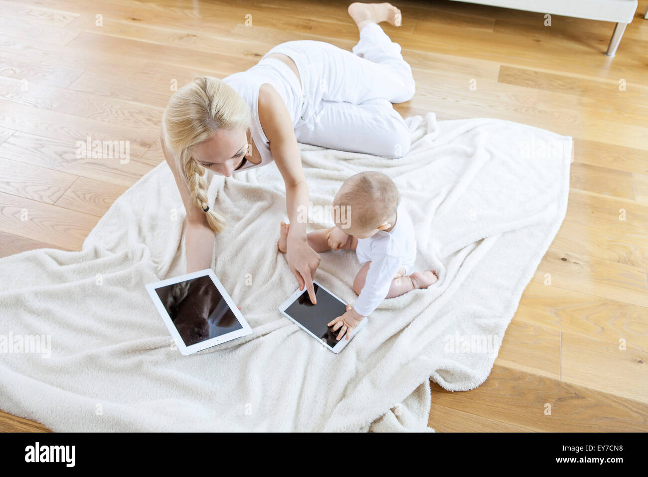 La mère et l'enfant jouant avec digital tablet Banque D'Images
