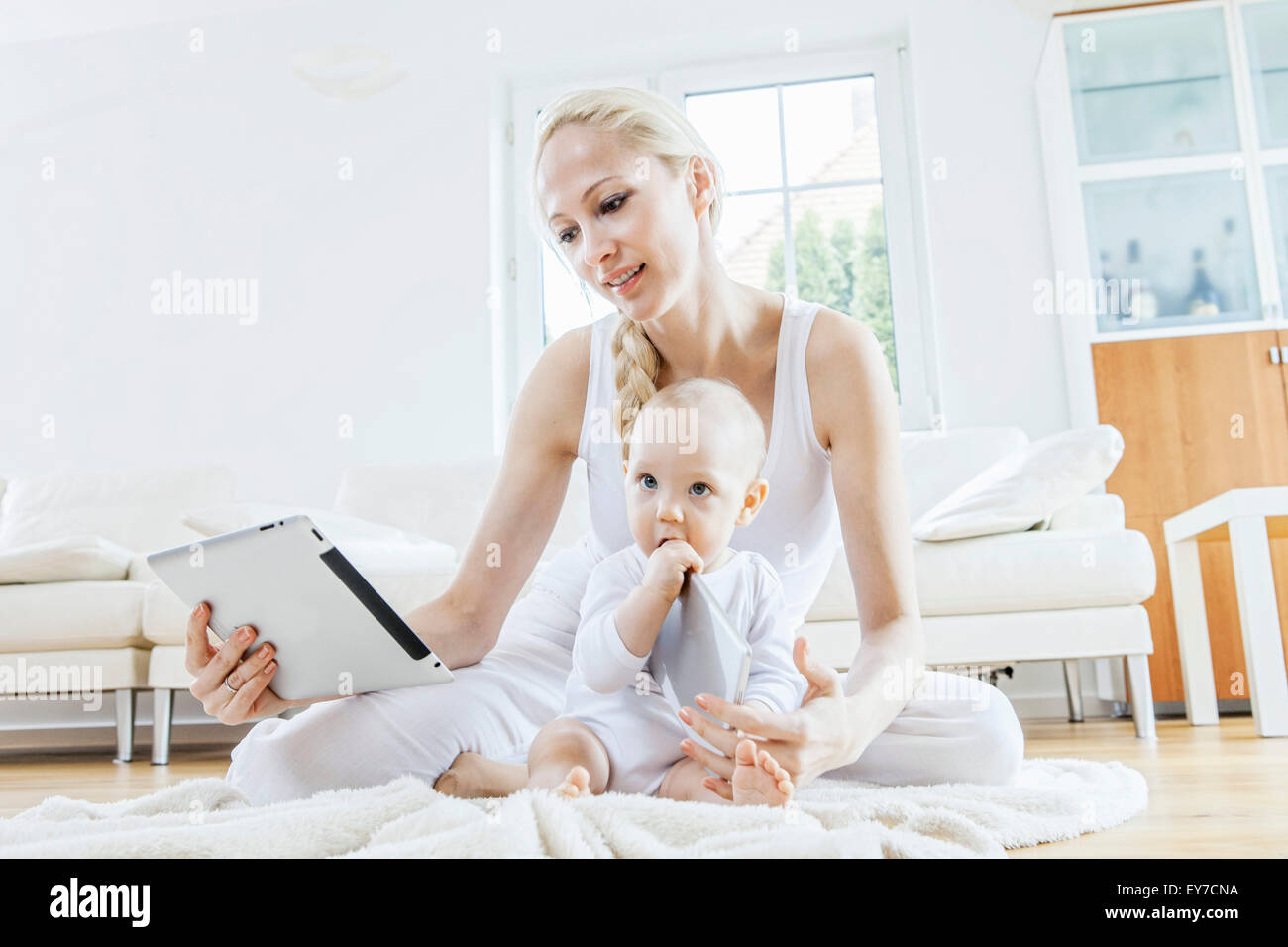 La mère et l'enfant jouant avec digital tablet Banque D'Images