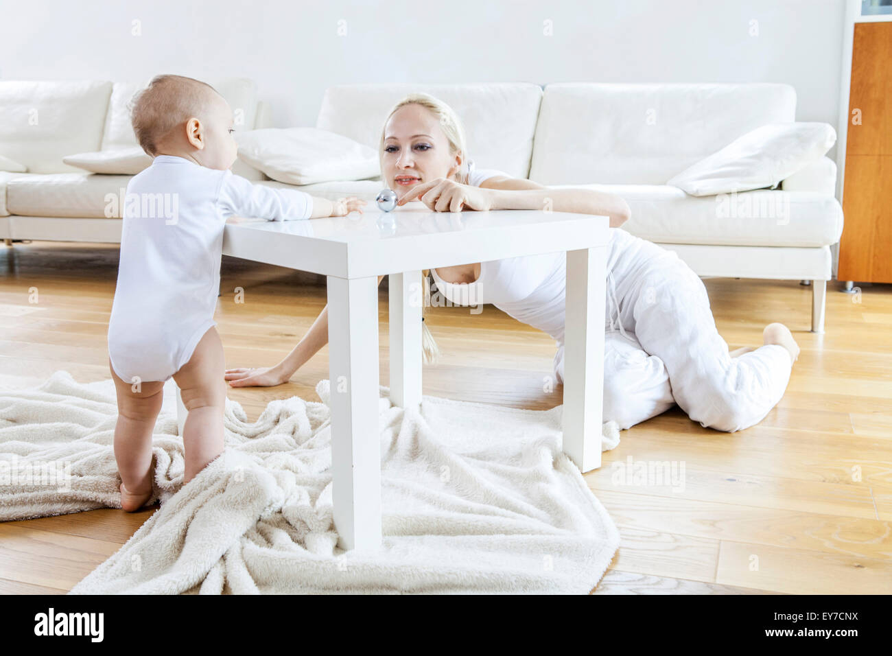 La mère et l'enfant jouer dans la salle de séjour Banque D'Images