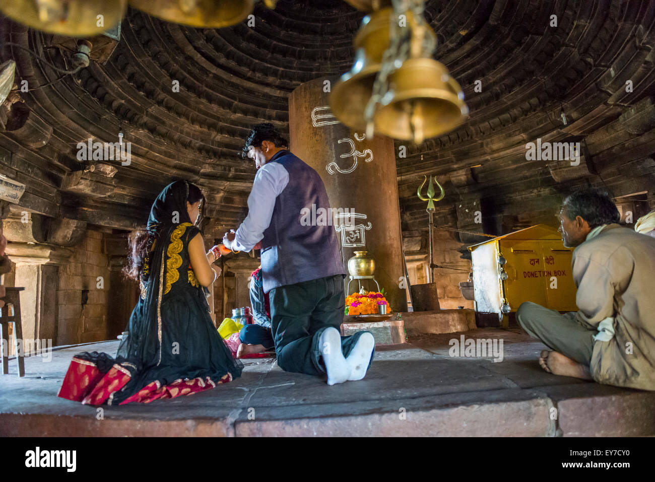 Les rituels religieux étant réalisée à l'intérieur d'un temple hindou à Khajuraho, Madhya Pradesh, Inde Banque D'Images