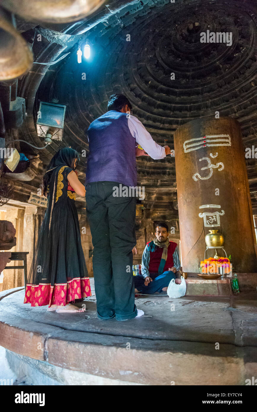 Les rituels religieux étant réalisée à l'intérieur d'un temple hindou à Khajuraho, Madhya Pradesh, Inde Banque D'Images