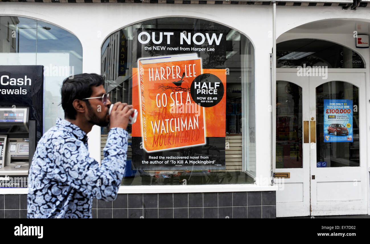 Brighton UK Jeudi 22 Juillet 2015 - une affiche publicitaire le nouveau roman de Harper Lee ' Rendez-vous définir un gardien' en vente à moitié prix Banque D'Images