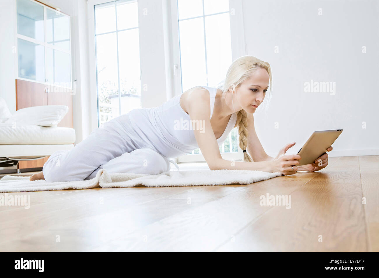 Young woman using digital tablet Banque D'Images
