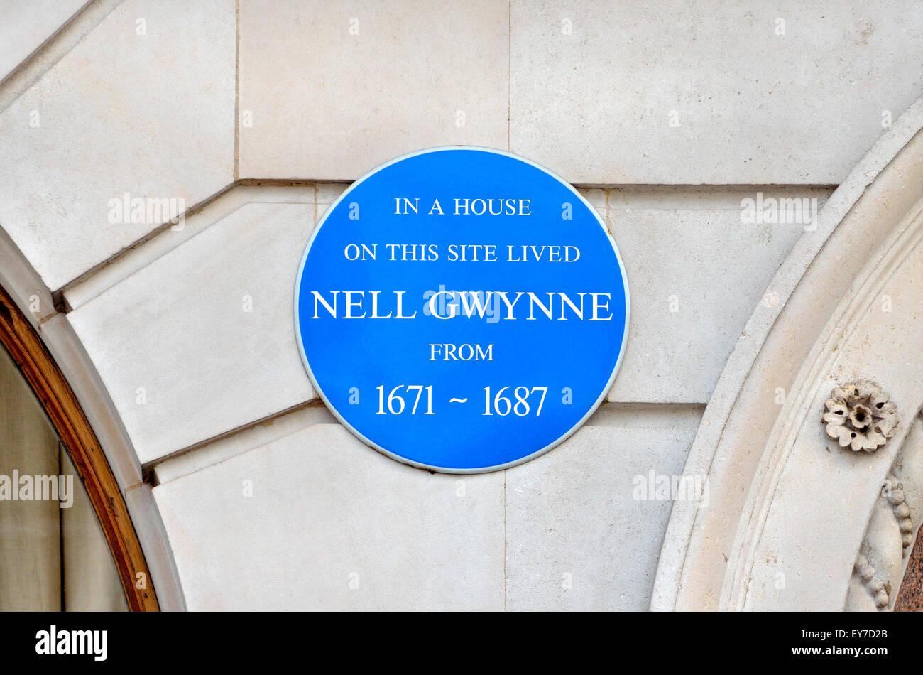 Londres, Angleterre, Royaume-Uni. Cette plaque rappelle bleu officieux Nell Gwynne - 1650-1687 ; l'actrice et maîtresse du roi Charles Banque D'Images