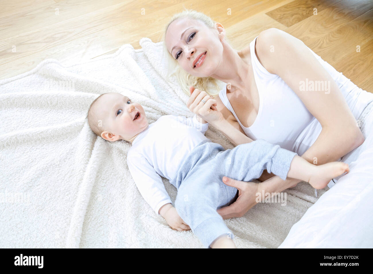 La mère et l'enfant lying on blanket Banque D'Images