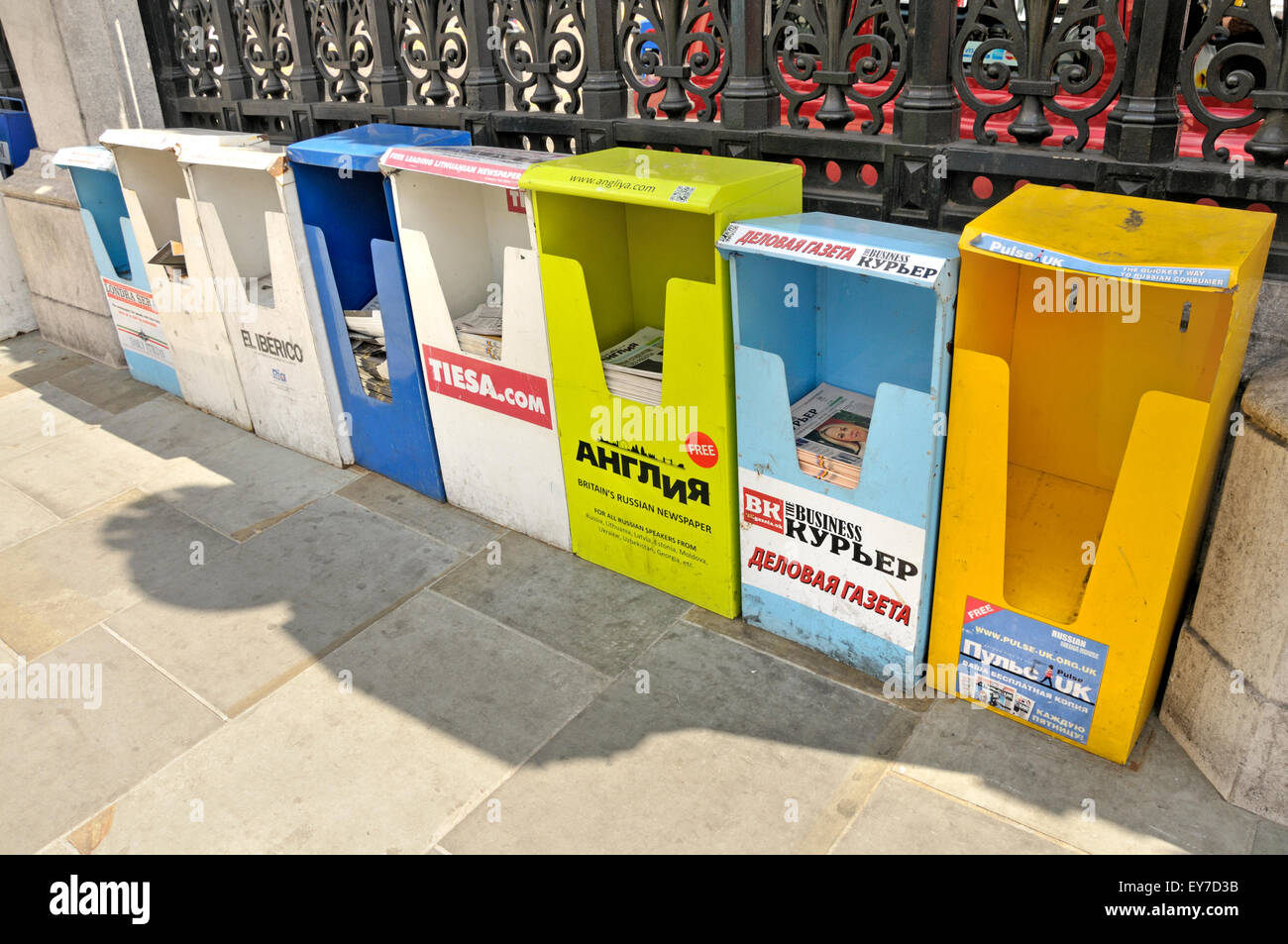 Londres, Angleterre, Royaume-Uni. Sélection d'articles de journaux étrangers disponibles dans le volet extérieur de la gare de Charing Cross Banque D'Images