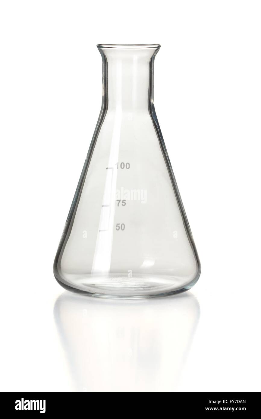 Verrerie de laboratoire chimique, vide 100ml Erlenmeyer sur blanc réfléchissant Banque D'Images