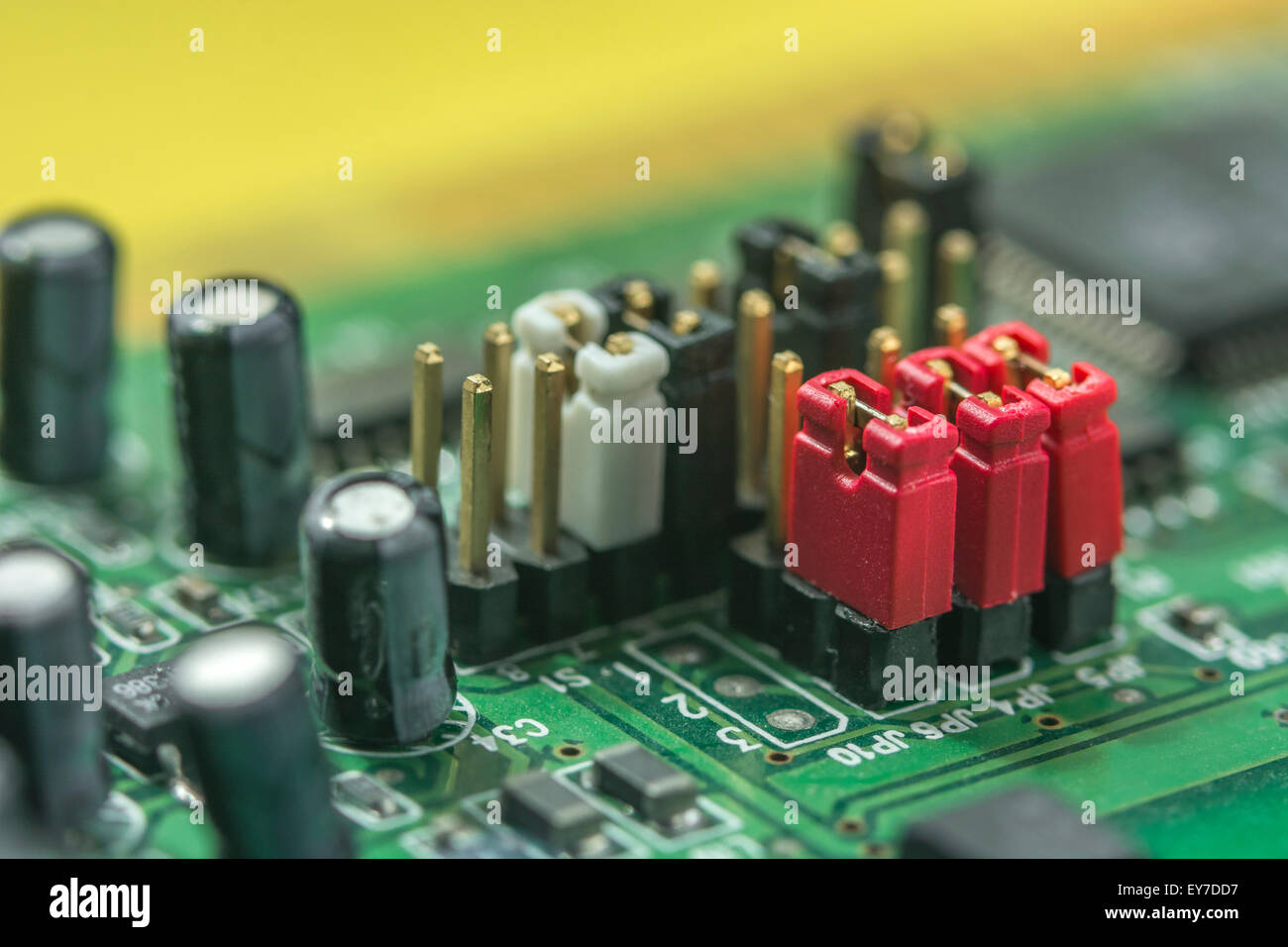 Détail macro-photo de la carte de circuit imprimé (PCB) avec jeu de « cavaliers » Banque D'Images