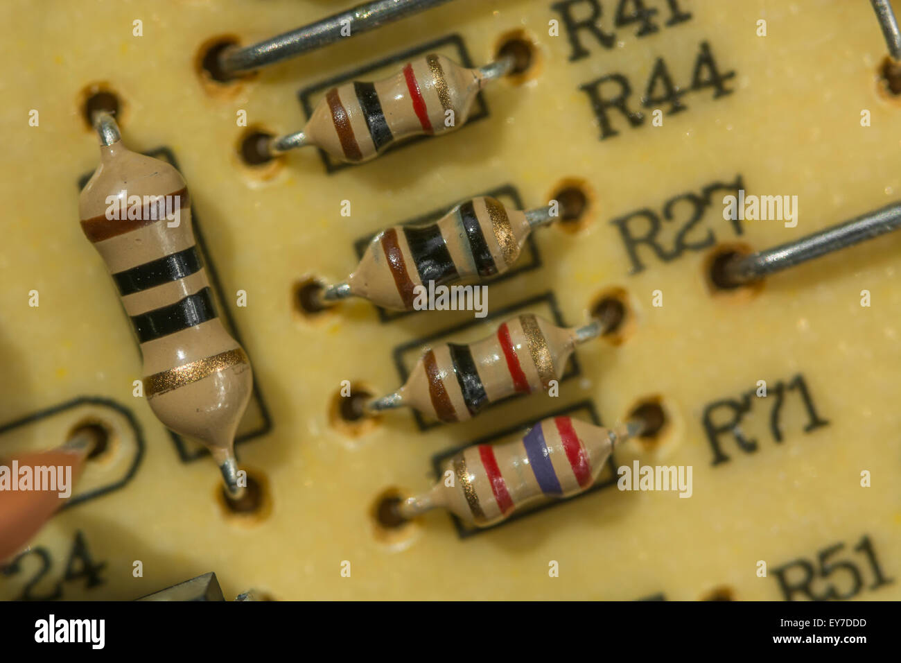 Macro-photo des résistances en carbone sur la carte de circuit imprimé ...