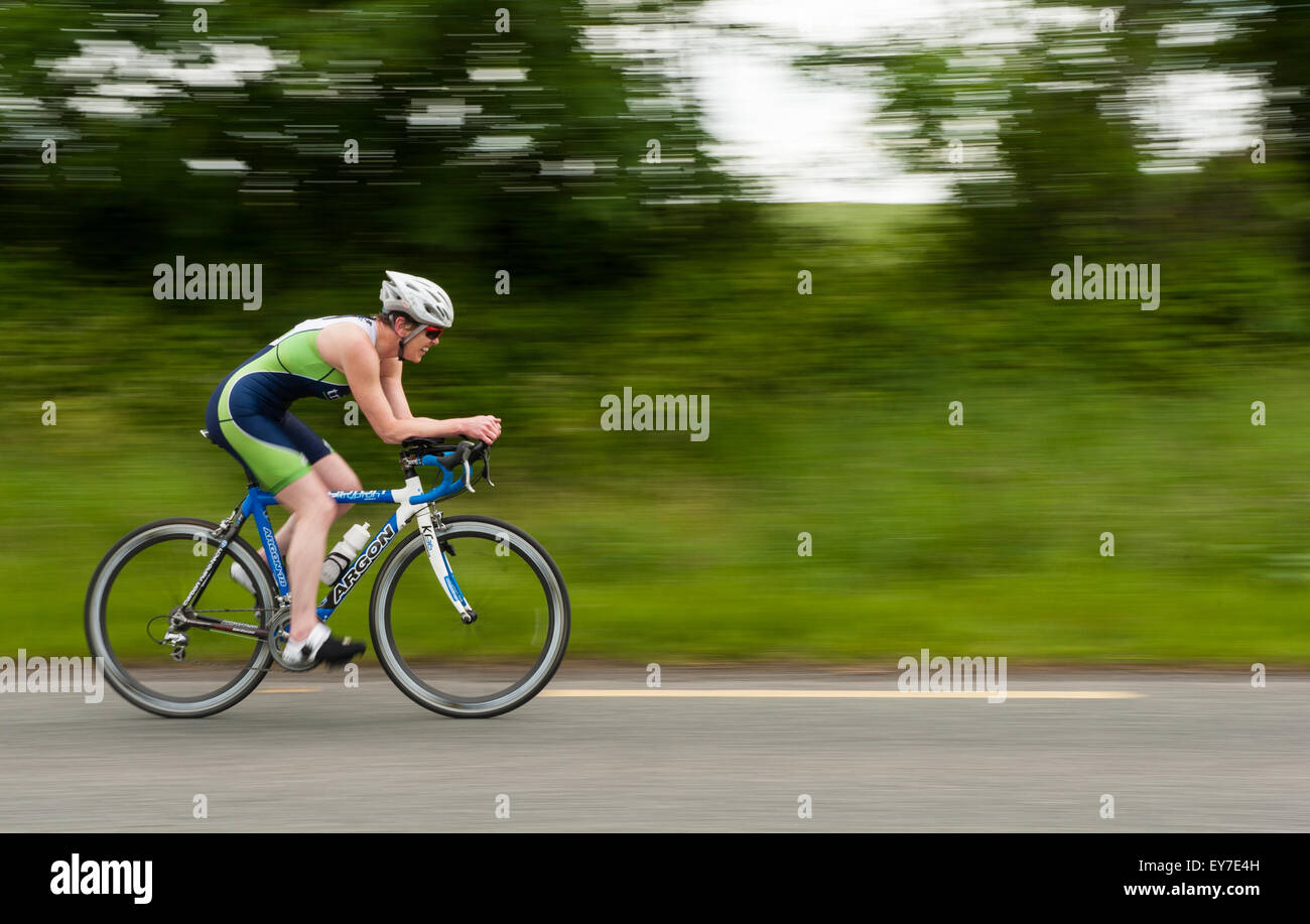 Un panoramique d'un cycliste féminine participant à un triathlon Banque D'Images