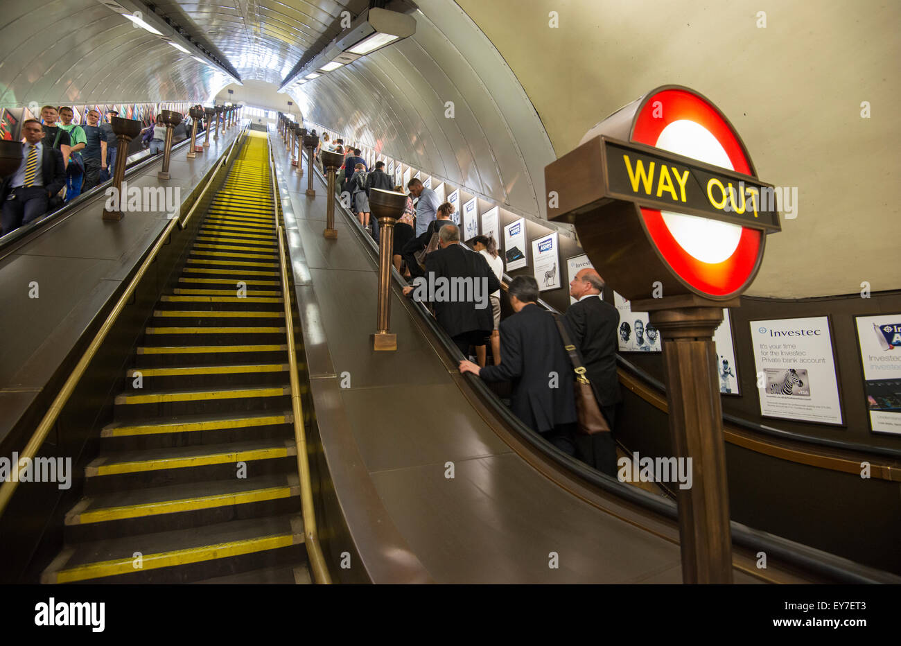 À l'escalier mécanique de la station de métro St John's Wood à Londres Angleterre Royaume-uni Banque D'Images