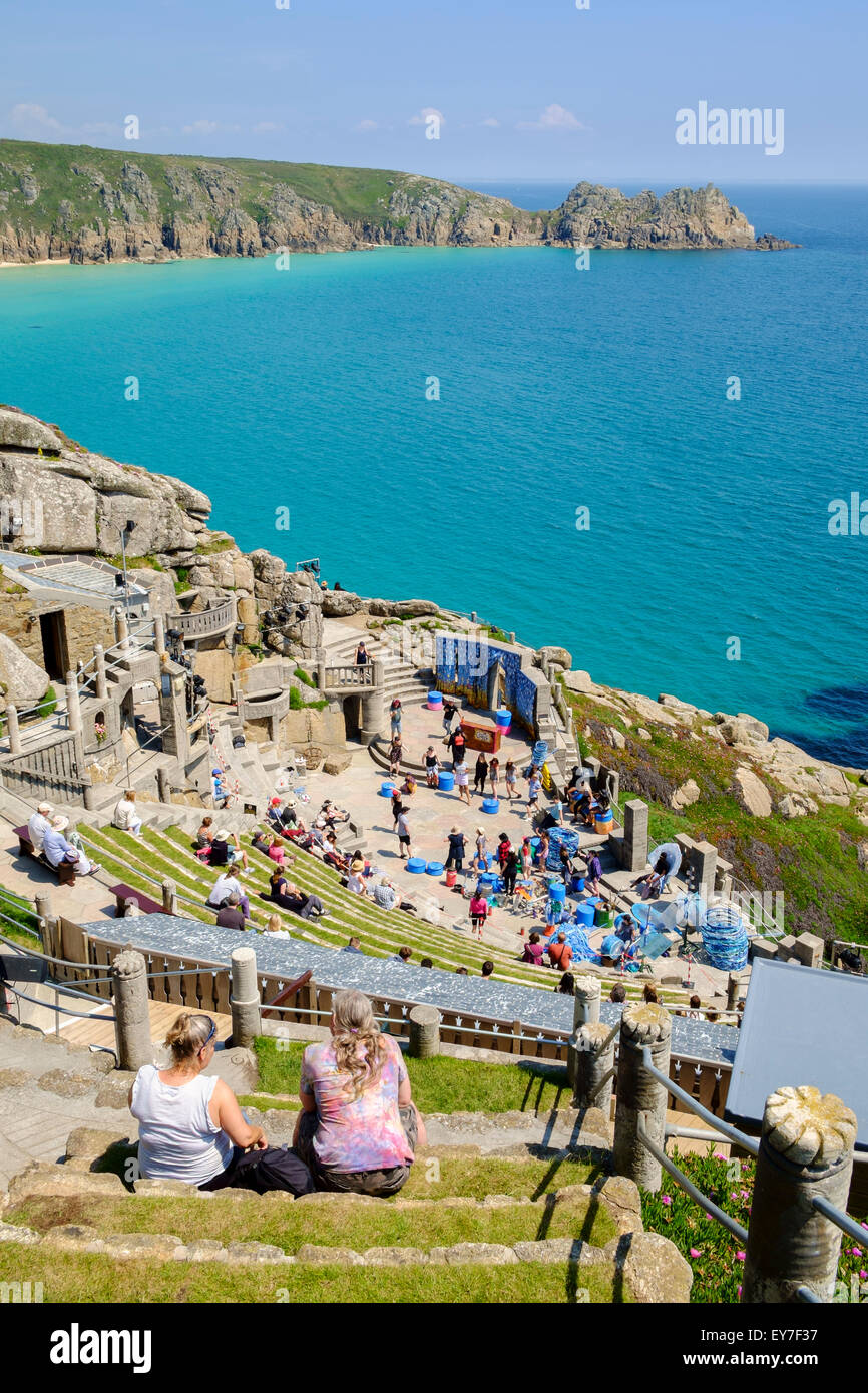 Le théâtre Minack donnant sur la mer de Porthcurno près de Penzance, Cornwall, England, UK - avec des personnes regardant une perfo théâtre Banque D'Images