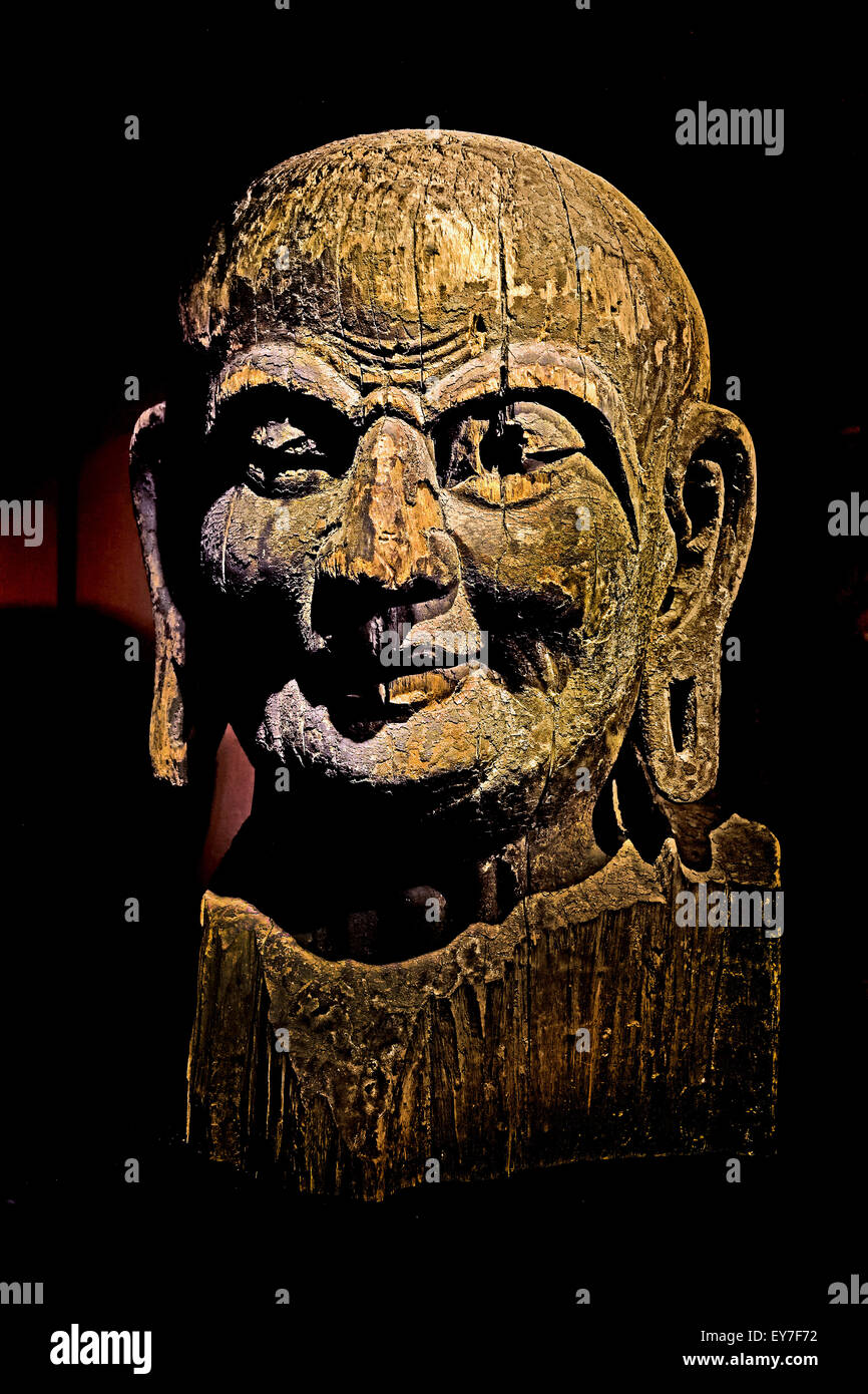 Chef de Kasyapa bois de la dynastie Tang (618-690 ad et 705-907) Le Bouddhisme Musée de Shanghai de l'art chinois ancien Chine ( Bouddha Kassapa Kāśyapa Buddhavamsa ) Banque D'Images