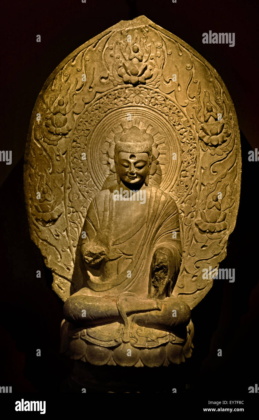 Bouddha Sakyamuni, pierre, le nord du Qi (550-577 AD) Musée de Shanghai de l'ancien art chinois Chine Banque D'Images