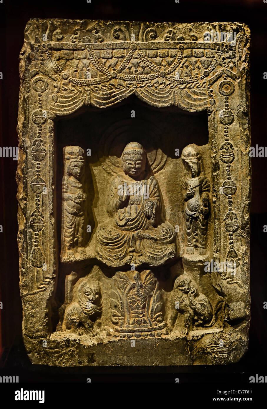 La pagode bouddhiste AD 386-534 Wei du Nord en pierre du musée de Shanghai de l'ancien art chinois Chine Banque D'Images