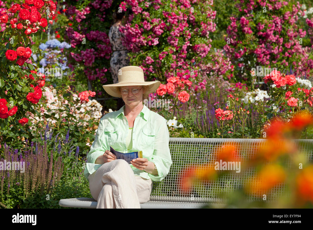 Femme au parc 'Jardins Planten un Blomen', Hambourg, Allemagne Banque D'Images