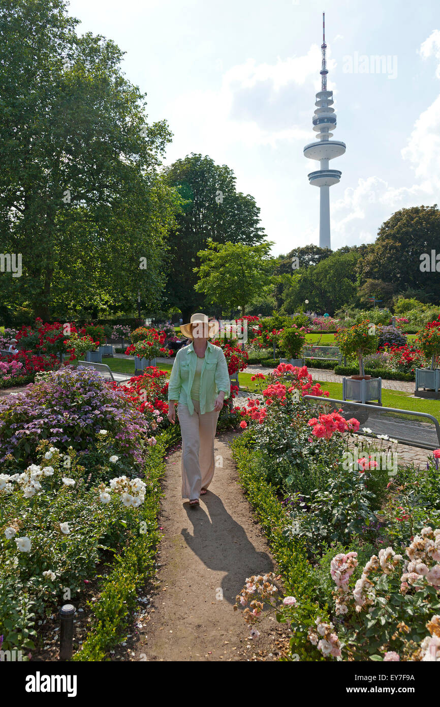 Femme au parc 'Jardins Planten un Blomen', Hambourg, Allemagne Banque D'Images