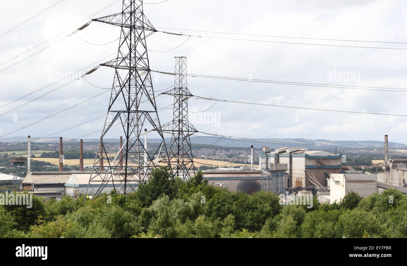 Tata Steel Plant et à proximité des lignes électriques, Rotherham, South Yorkshire, Angleterre Royaume-uni - Juillet 2015 Banque D'Images