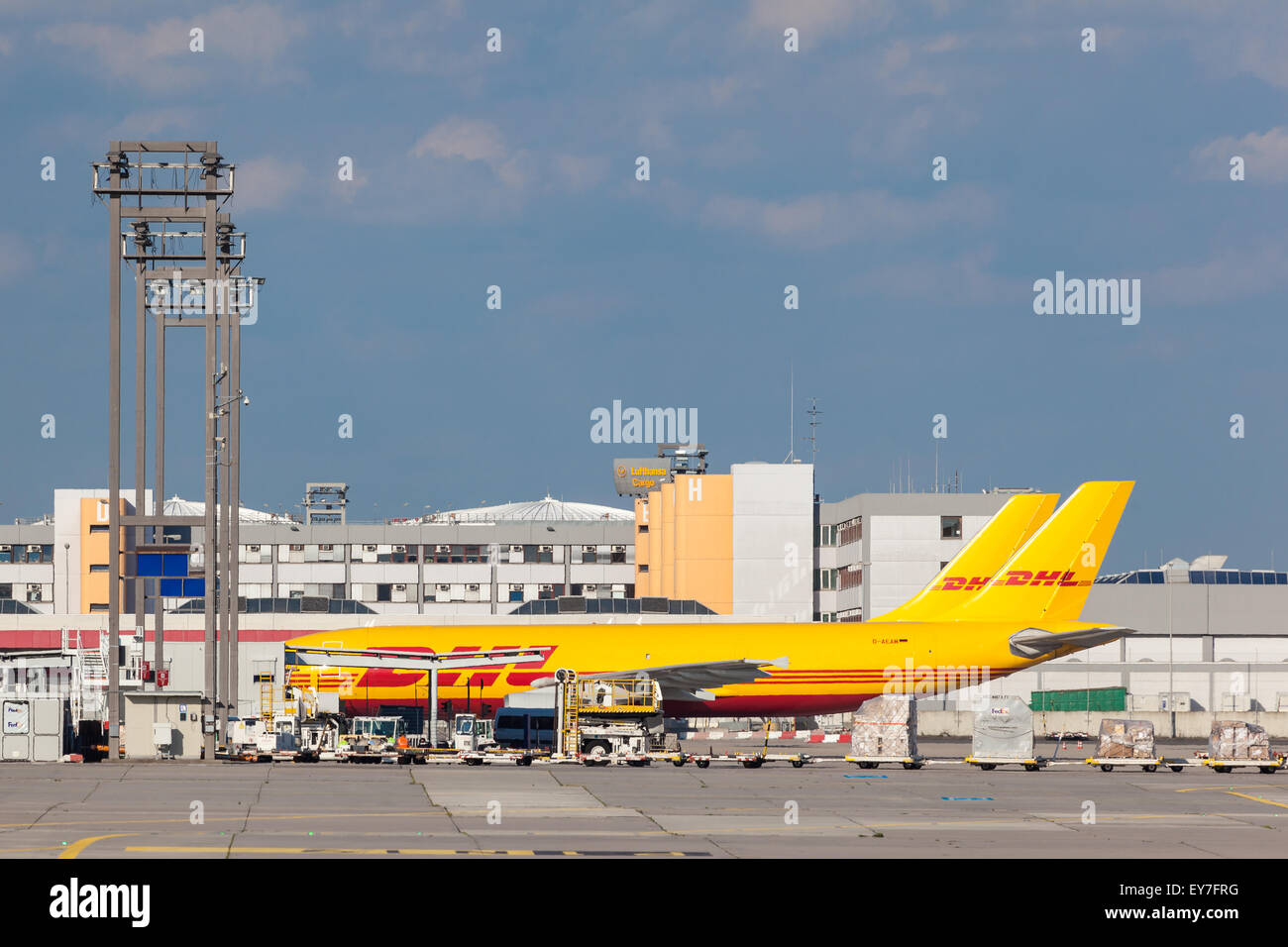 Des avions de transport DHL à l'Aéroport International de Francfort Banque D'Images