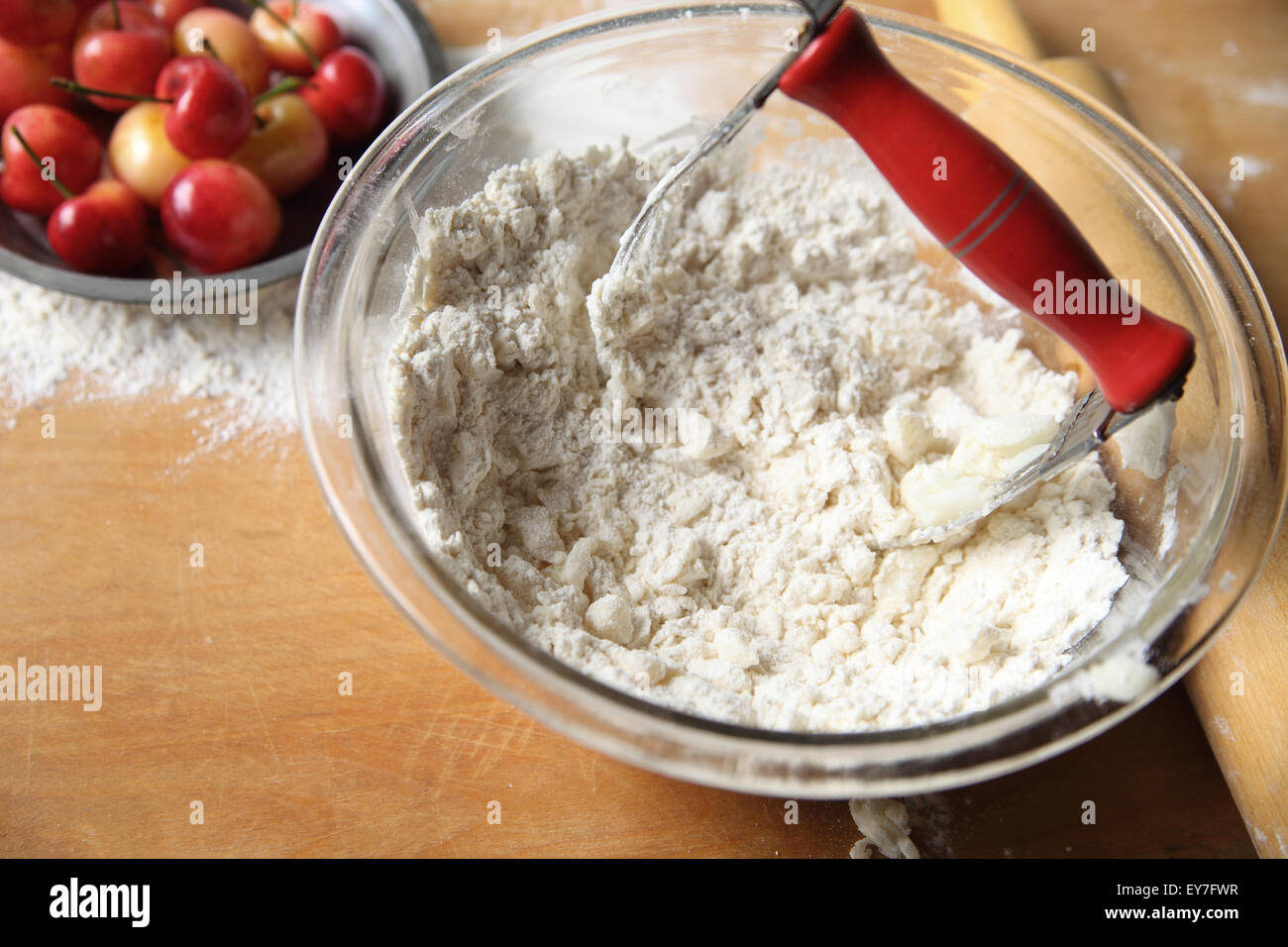 Couper le beurre dans la farine à pâtisserie faire croute à tarte aux cerises, copie espace inclus Banque D'Images