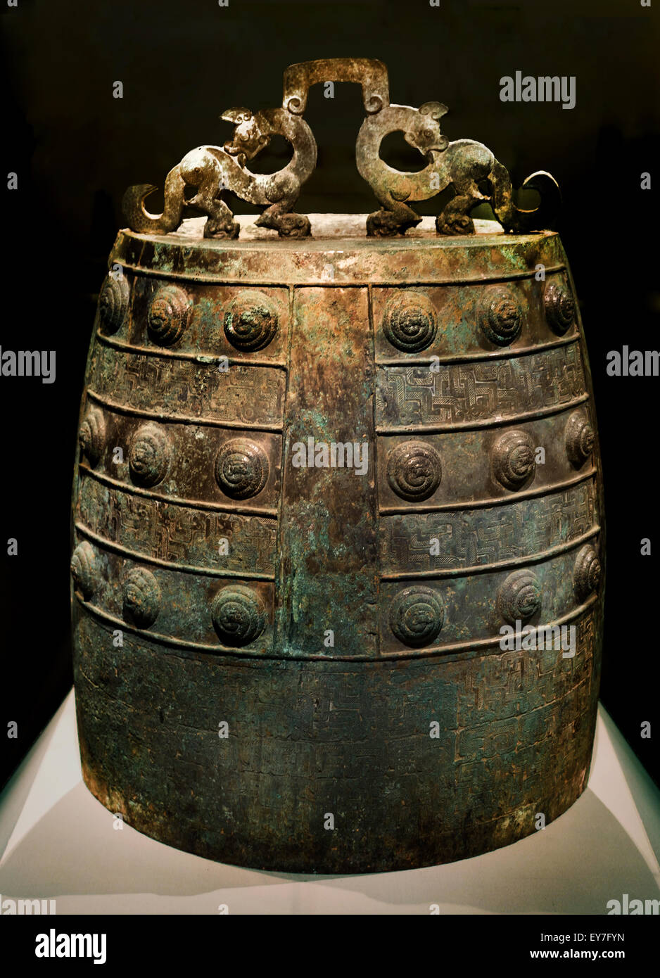 Bo ( instrument de musique ) à motif de dragon 7e - 6e siècle avant J.-C. Musée de Shanghai de l'art chinois ancien Bronze Chine Banque D'Images