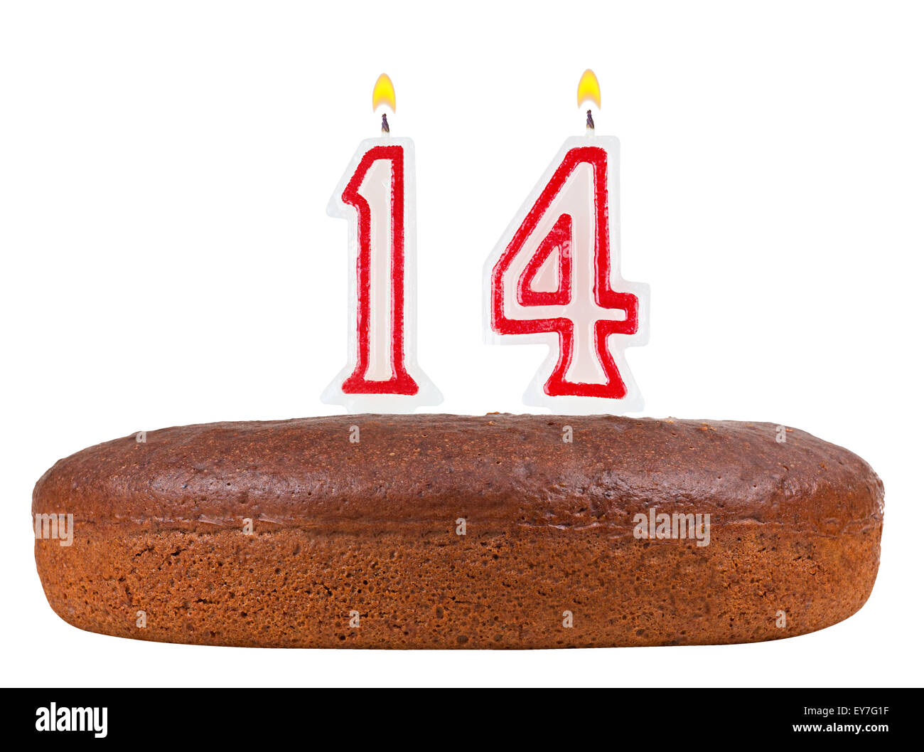 Gâteau d'anniversaire avec des bougies numéro 14 isolé sur fond blanc Banque D'Images